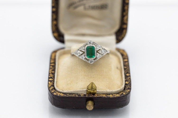 Bague 57 Bague en platine de style Art déco avec émeraudes et diamants 58 Facettes 10519