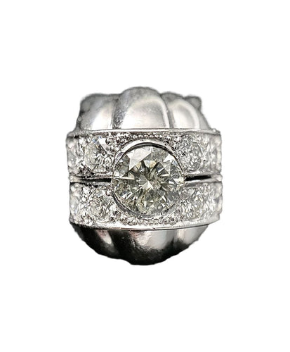 Bague 47 Bague or blanc sertie d'un diamant de 1,12 carats entouré de 1 carat de brillants 58 Facettes