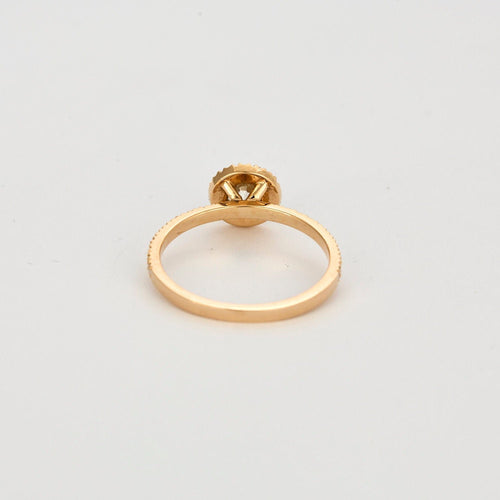 Gemmyo - Solitær omgitt av 0,50 karat rosegull diamanter.