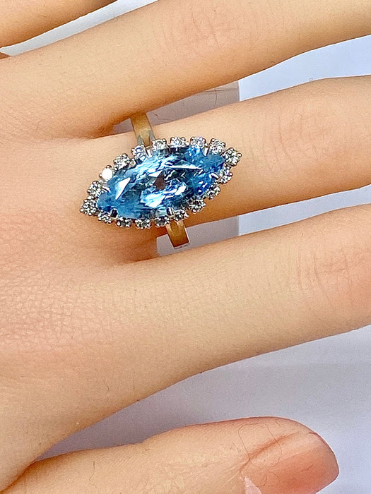 Ring aus Weißgold, Aquamarin und 18 Diamanten