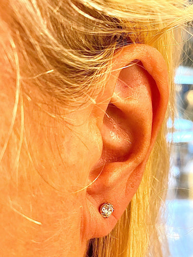 Guldfärgade örhängen med diamanter 