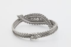 Bracelet BRACELET RIGIDE TORSADE DIAMANTS EN OR GRIS 18K 58 Facettes