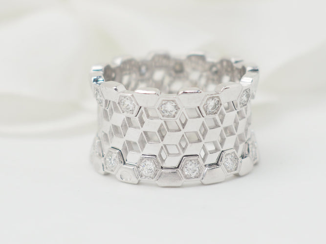 Bague 50 Bague ajourée en or blanc et diamants 58 Facettes 33437