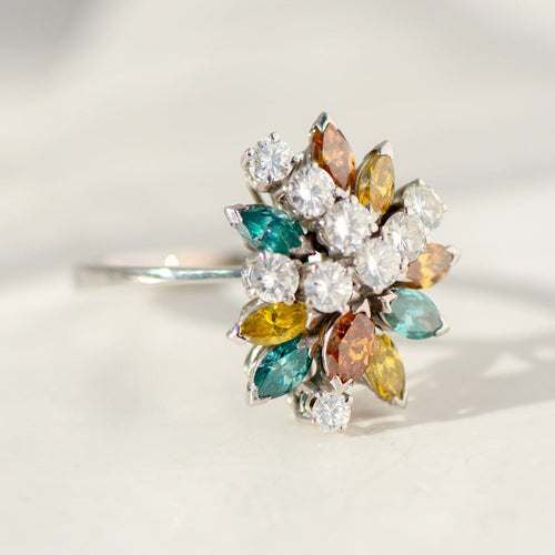 Bague Bague vintage en or blanc sertie de diamants blancs et colorés 58 Facettes 3036
