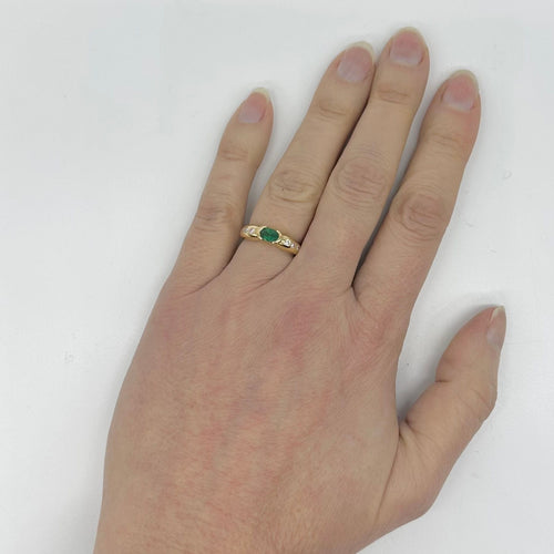 Bague jonc or jaune, émeraude et diamants 58 Facettes Z1351130