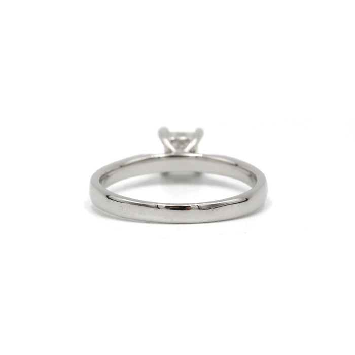 White gold diamond solitaire