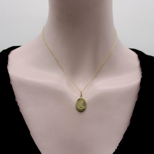 Privezak sa šarmom lava Ave Maria ručno graviran u viktorijanskom zlatu 