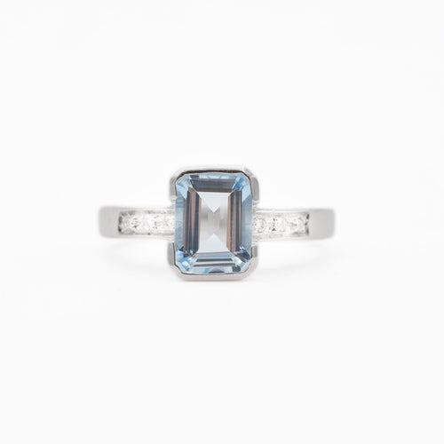 Bague Bague en or blanc avec aigue-marine et diamants 58 Facettes