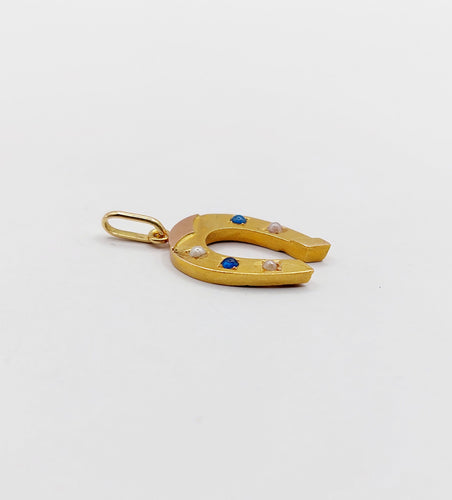 Pendente a ferro di cavallo antico in oro 18k con pietre blu e perle 