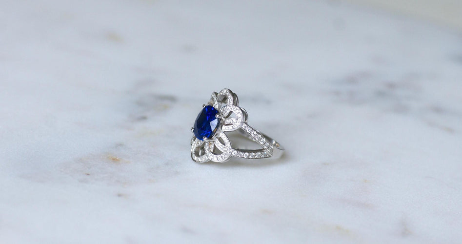Bague 53.5 Bague Fleur or blanc, saphir de Ceylan 2.80 Cts, diamants 58 Facettes