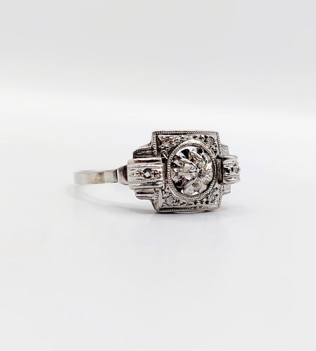 Bague 55.5 Bague Tank Art Déco or blanc, diamants et monture géométrique (circa 1920) 58 Facettes A06221