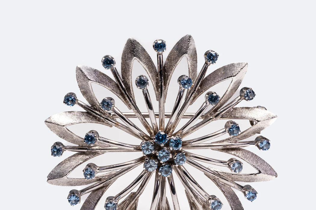 Brooch in white gold and blue stones