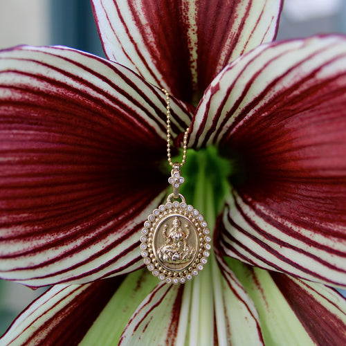 Pendentif Pendentif Orly Marcel Lakshmi en or jaune avec halo de diamants 58 Facettes A2001L