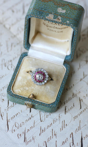 Bague 53 Bague Cible Belle Epoque Diamants et Rubis Calibrés 58 Facettes