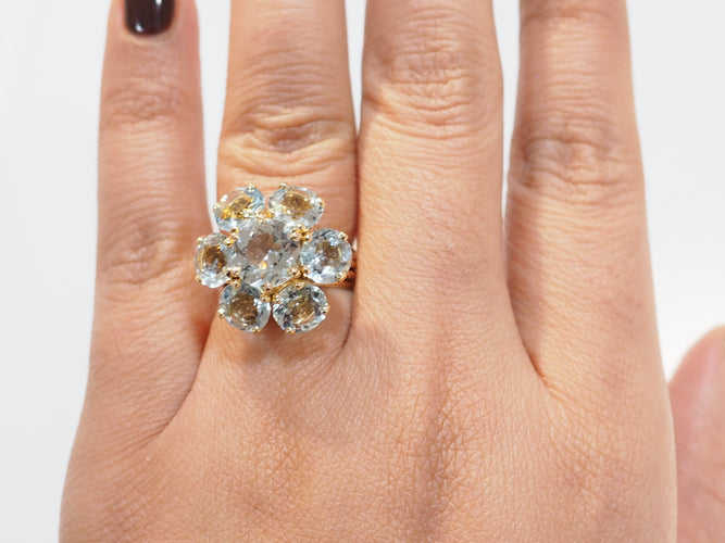 Pierścionek kwiat z żółtego złota i akwamarynów 