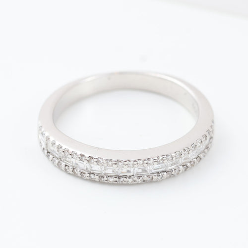 Inel din aur alb de 18 carate, împodobit cu diamante tăietură baghetă și briliante 