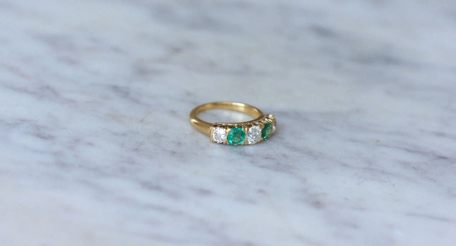 Bague Bague Jarretière Emeraudes et Diamants Or Jaune 58 Facettes