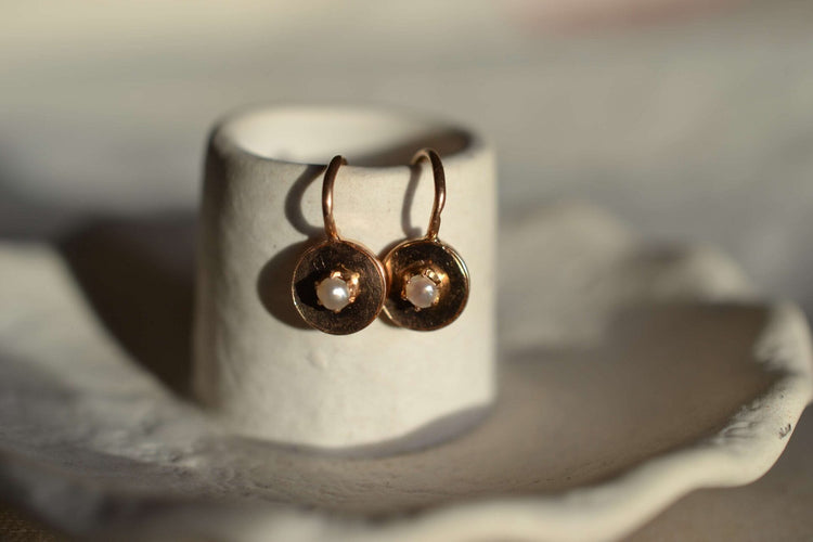 Boucles d'oreilles Dormeuses rondes à fine perle 58 Facettes 3602b