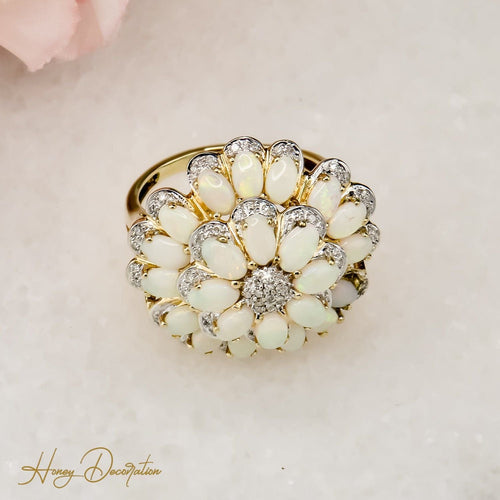Bague 60.5 Magnifique bague en or 14 carats en forme de fleur ornée d'opales lumineuses 58 Facettes 2572