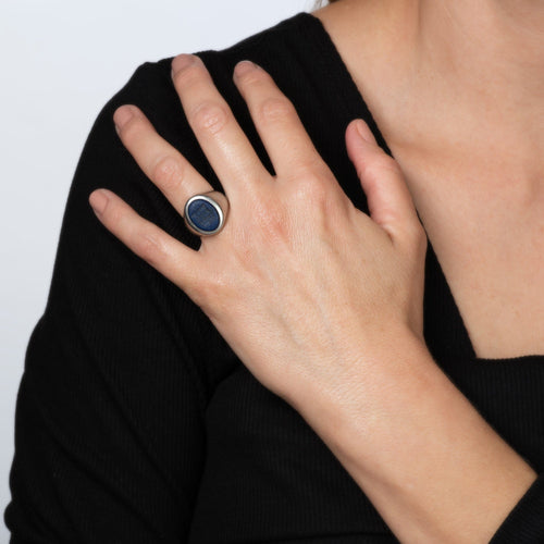 Bague Bague chevalière vintage Tiffany & Co. en lapis-lazuli et platine, taille 6, style milieu du siècle. 58 Facettes G14212