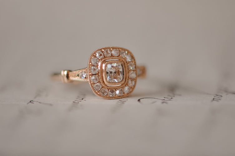 Antique cushion diamond ring 58 Facettes