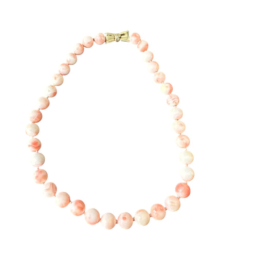 Collier Collier en perles de corail peau d'ange et fermoir or jaune 18 carats 58 Facettes 356