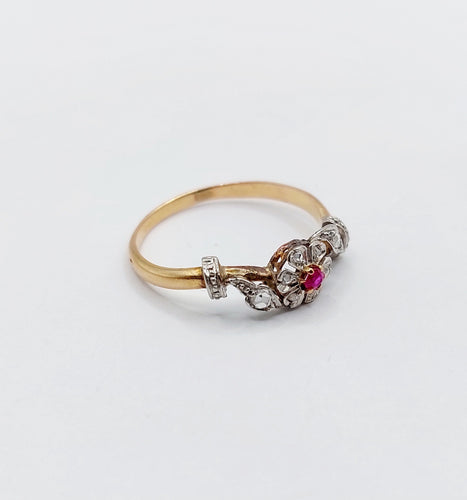 Bague 55 Bague marguerite antique or rose, rubis et diamants (c.1890) 58 Facettes A05453