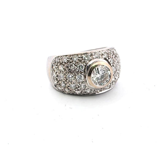 Bague 54 Bague en or blanc massif avec diamant central et pavé de diamants. 58 Facettes
