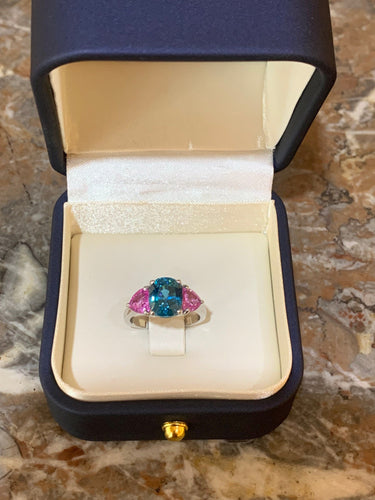 Bague 53 Bague trilogie en or gris 18k, pierre bleue et saphirs roses 58 Facettes B385