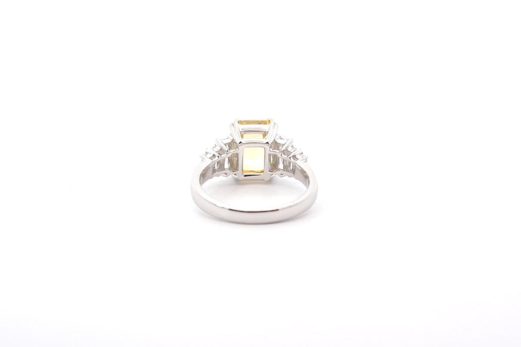 Anillo de zafiro amarillo y diamantes de 5,18 ct