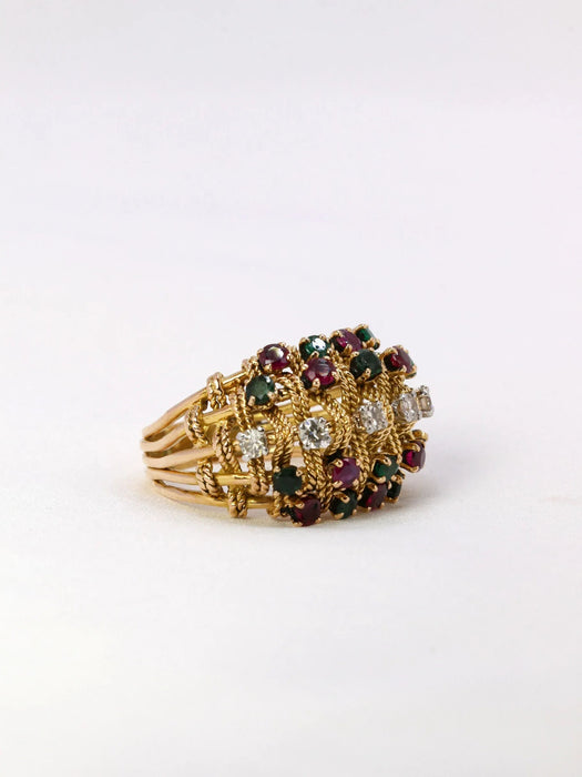 Anello con fili d'oro intrecciati, diamanti, rubini e smeraldi