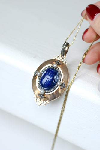 Pendentif Médaillon Ancien Scarabée Lapis Lazuli Diamants et Perles 58 Facettes