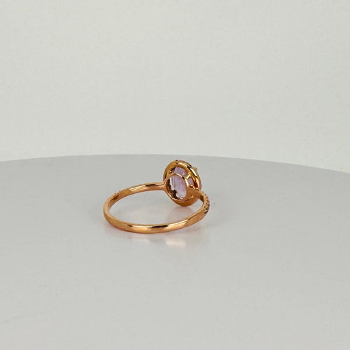 Rose gold ring with 1.28 ct oval amethyst and white sapphires 