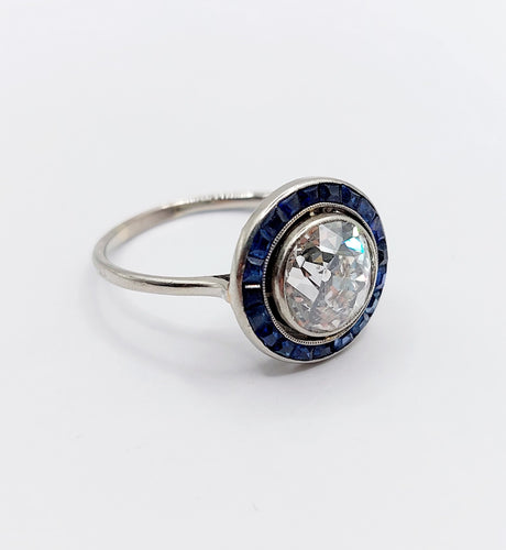 Bague 57.5 Bague cible art deco or blanc 18k diamant taille ancienne 2,40 carat et saphirs calibrés (circa 1920) 58 Facettes A06140