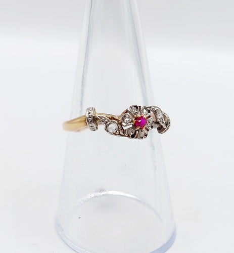 Bague 55 Bague marguerite antique or rose, rubis et diamants (c.1890) 58 Facettes A05453