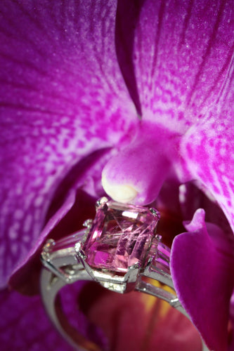 Bague 56 Teintes roses et platine : la beauté classique d'une bague de fiançailles vintage 58 Facettes 21162-0447