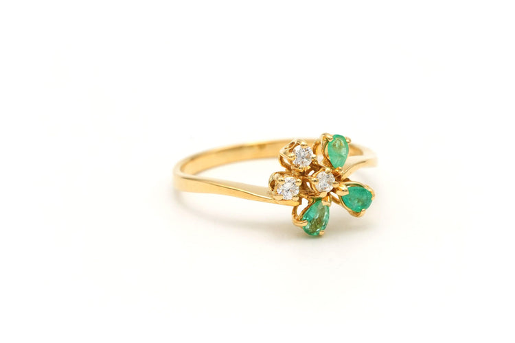 Bague 50 Bague contemporaine en or jaune jaune sertie d'émeraudes et de diamants 58 Facettes 22518