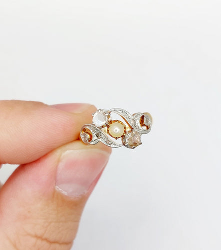 Bague 51 Bague tourbillon or jaune, diamants et perle 58 Facettes A05451