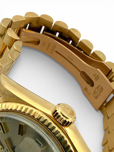 Montre Rolex vintage Day-Date 1803 en or jaune 18 carats 58 Facettes