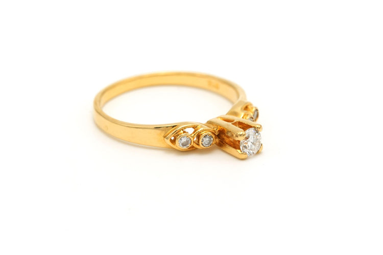 Bague 50 Bague contemporaine en or jaune sertie de diamants 58 Facettes 18667