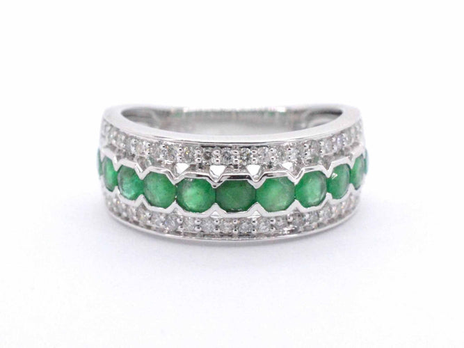 Bague 54 Bague en or blanc avec diamants et émeraude 58 Facettes 2071