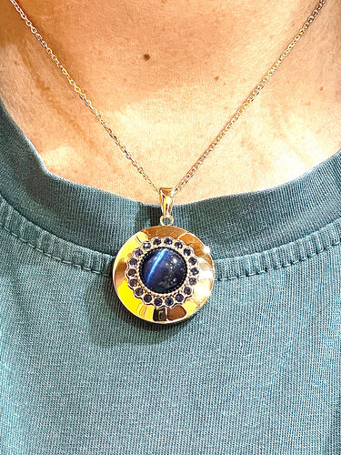 Boucles d'oreilles parure 4 pièces en or jaune 18 carats , saphirs et chrysobéryls bleus oeil de chat 58 Facettes