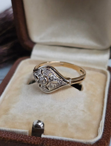 Gammel ring i tofarget gull og diamanter 