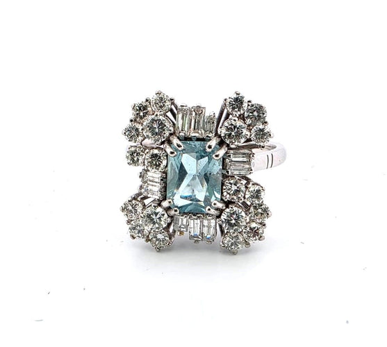 Bague 57 Bague vintage en or blanc avec une aigue-marine centrale et des diamants 58 Facettes