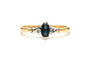 Bague 52 Bague contemporaine en or jaune 18 carats sertie d'un saphir et de diamants "taille" brillant (0,028 ct) 58 Facettes B752