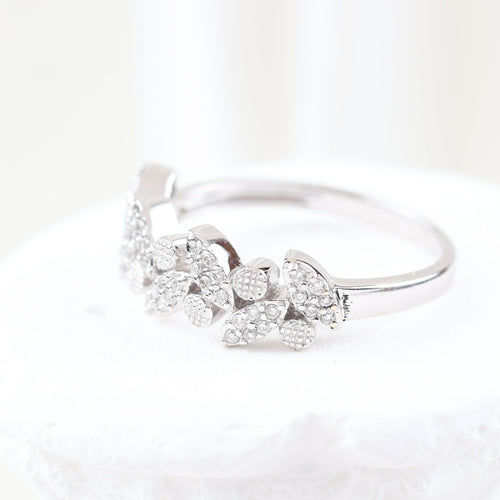 Vegetabilsk ring med briljantslipte diamanter i 18 karat hvitt gull 