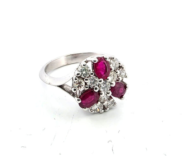 Bague en or blanc avec rubis et diamants