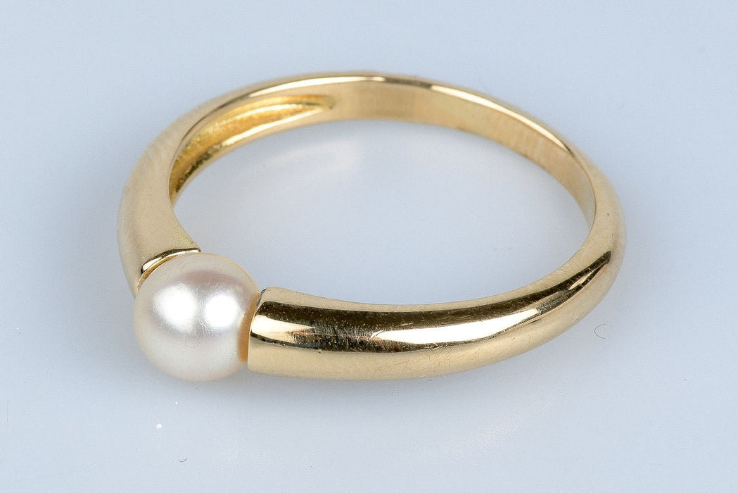 Yellow gold ring, decorated with a freshwater pearl