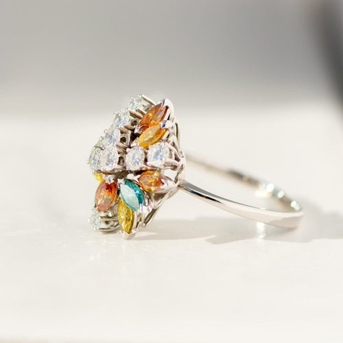 Bague Bague vintage en or blanc sertie de diamants blancs et colorés 58 Facettes 3036