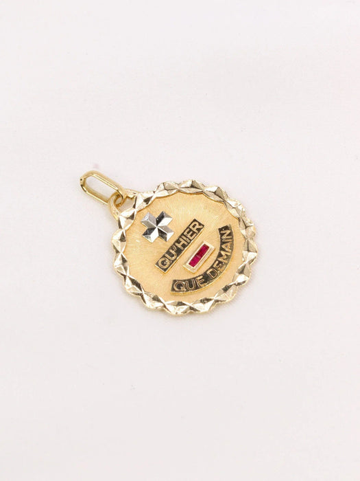 Pendentif AUGIS - Médaille amour ronde Plus qu'hier moins que demain or jaune rubis 58 Facettes J485